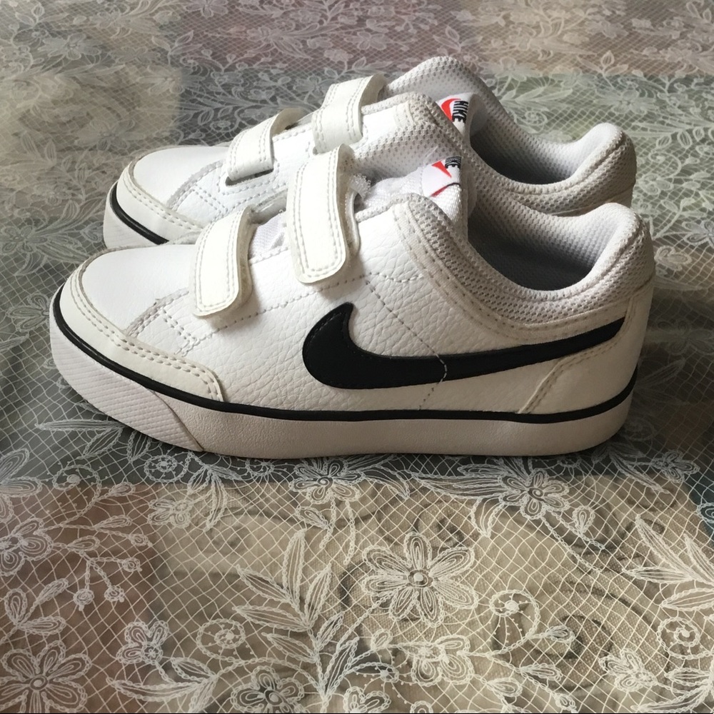 Nike // Boys White Sneakers 🦋